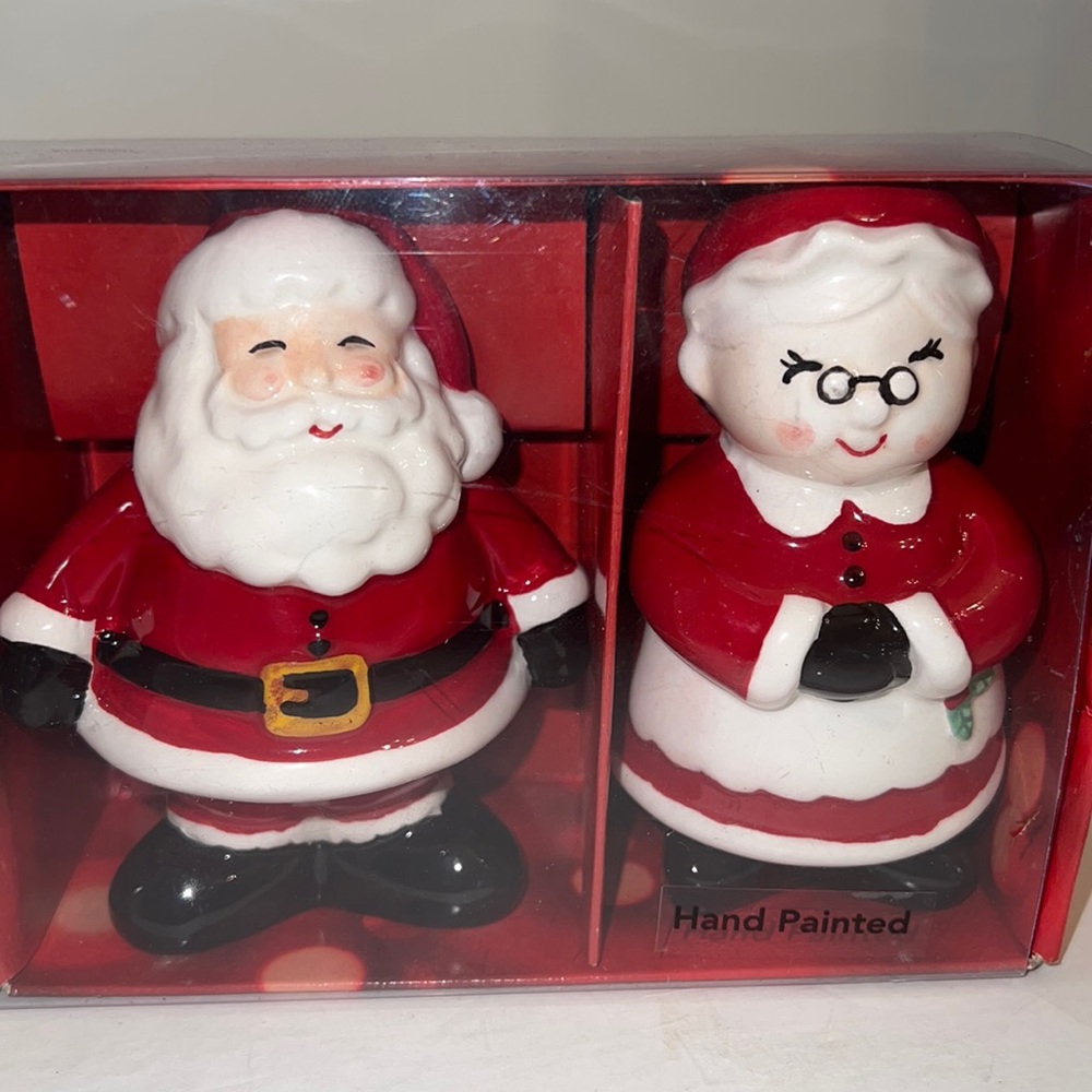 ST. NICHOLAS SQUARE MR AN MRS CLAUSE SALT AN PEPPER SHAKERS SETS.